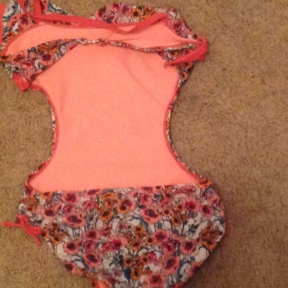 Open back bathing suit - Picture 2 of 2